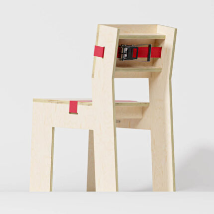 Zwei moderne Stühle aus hellem Holz mit roten Verbindungselementen, einer steht hinter dem anderen.