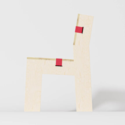 Minimalistischer Holzstuhl mit roten Verbindungselementen, seitliche Ansicht.